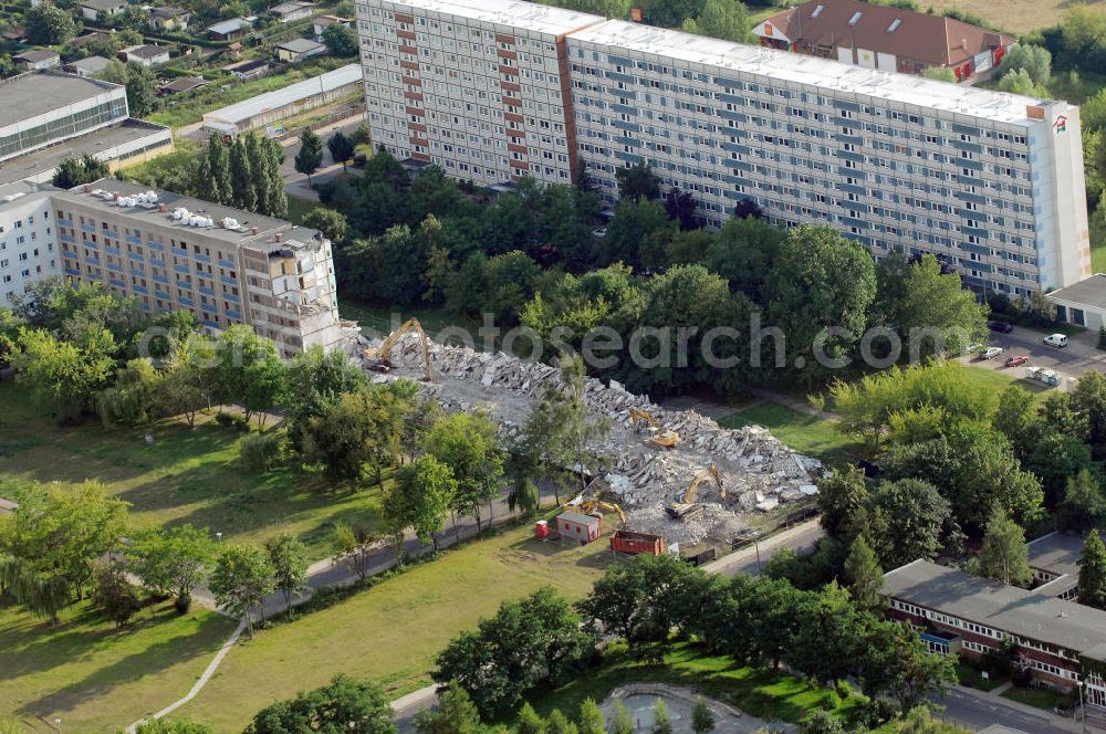 Magdeburg from the bird's eye view: Blick auf den Abriss / Rückbau eines Mehrfamilienhaus / Plattenbau / Wohnhaus / Wohnblock im Stadtteil Neu Reform an der Juri-Gagarin-Straße der Wohnungsbaugesellschaft Magdeburg. Hier soll eine neue Straßenbahntrasse mit Schleife / Wendeschleife der Magdeburger Verkehrsbetriebe MVB enstehen. Kontakt Wobau: Wohnungsbaugesellschaft Magdeburg mbH, Wilhelm-Höpfner-Ring 1, 39116 Magdeburg, Tel: +49(0)391 610-5, Fax +49(0)391 610-3999, email: info@wobau-magdeburg.de; Kontakt MVB: Magdeburger Verkehrsbetriebe GmbH, Otto-von-Guericke-Straße 25, 39104 Magdeburg, Tel. +49(0)391 548-0, Fax +49(0)391 54-30046, email: info@mvbnet.de