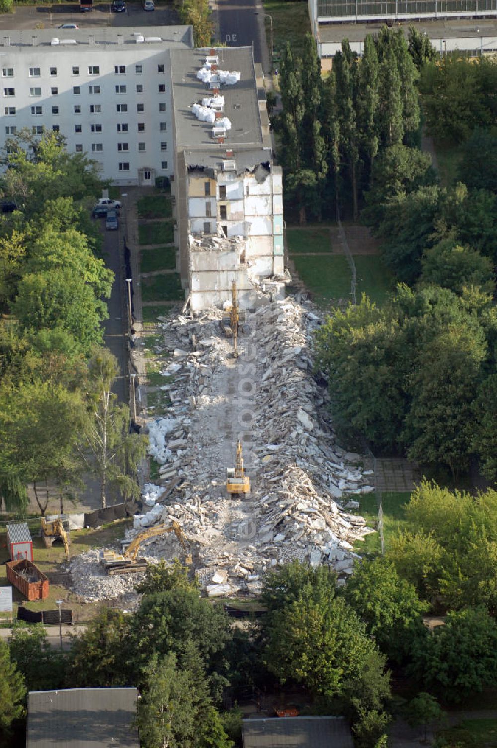 Magdeburg from above - Blick auf den Abriss / Rückbau eines Mehrfamilienhaus / Plattenbau / Wohnhaus / Wohnblock im Stadtteil Neu Reform an der Juri-Gagarin-Straße der Wohnungsbaugesellschaft Magdeburg. Hier soll eine neue Straßenbahntrasse mit Schleife / Wendeschleife der Magdeburger Verkehrsbetriebe MVB enstehen. Kontakt Wobau: Wohnungsbaugesellschaft Magdeburg mbH, Wilhelm-Höpfner-Ring 1, 39116 Magdeburg, Tel: +49(0)391 610-5, Fax +49(0)391 610-3999, email: info@wobau-magdeburg.de; Kontakt MVB: Magdeburger Verkehrsbetriebe GmbH, Otto-von-Guericke-Straße 25, 39104 Magdeburg, Tel. +49(0)391 548-0, Fax +49(0)391 54-30046, email: info@mvbnet.de