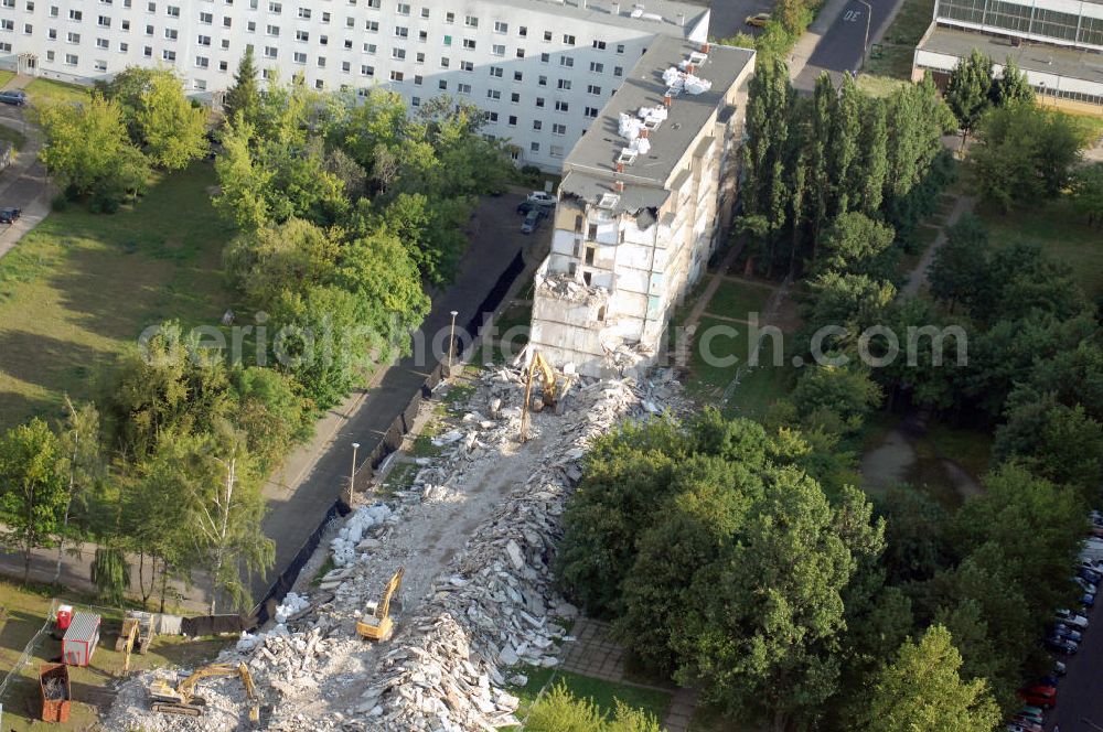 Aerial image Magdeburg - Blick auf den Abriss / Rückbau eines Mehrfamilienhaus / Plattenbau / Wohnhaus / Wohnblock im Stadtteil Neu Reform an der Juri-Gagarin-Straße der Wohnungsbaugesellschaft Magdeburg. Hier soll eine neue Straßenbahntrasse mit Schleife / Wendeschleife der Magdeburger Verkehrsbetriebe MVB enstehen. Kontakt Wobau: Wohnungsbaugesellschaft Magdeburg mbH, Wilhelm-Höpfner-Ring 1, 39116 Magdeburg, Tel: +49(0)391 610-5, Fax +49(0)391 610-3999, email: info@wobau-magdeburg.de; Kontakt MVB: Magdeburger Verkehrsbetriebe GmbH, Otto-von-Guericke-Straße 25, 39104 Magdeburg, Tel. +49(0)391 548-0, Fax +49(0)391 54-30046, email: info@mvbnet.de