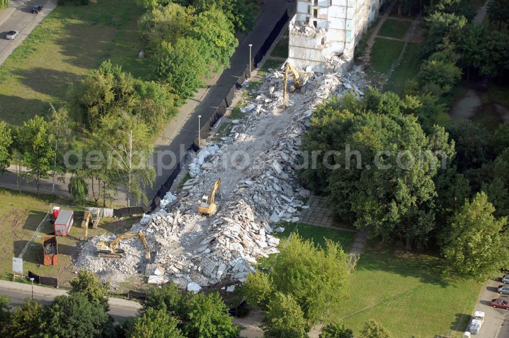 Aerial photograph Magdeburg - Blick auf den Abriss / Rückbau eines Mehrfamilienhaus / Plattenbau / Wohnhaus / Wohnblock im Stadtteil Neu Reform an der Juri-Gagarin-Straße der Wohnungsbaugesellschaft Magdeburg. Hier soll eine neue Straßenbahntrasse mit Schleife / Wendeschleife der Magdeburger Verkehrsbetriebe MVB enstehen. Kontakt Wobau: Wohnungsbaugesellschaft Magdeburg mbH, Wilhelm-Höpfner-Ring 1, 39116 Magdeburg, Tel: +49(0)391 610-5, Fax +49(0)391 610-3999, email: info@wobau-magdeburg.de; Kontakt MVB: Magdeburger Verkehrsbetriebe GmbH, Otto-von-Guericke-Straße 25, 39104 Magdeburg, Tel. +49(0)391 548-0, Fax +49(0)391 54-30046, email: info@mvbnet.de