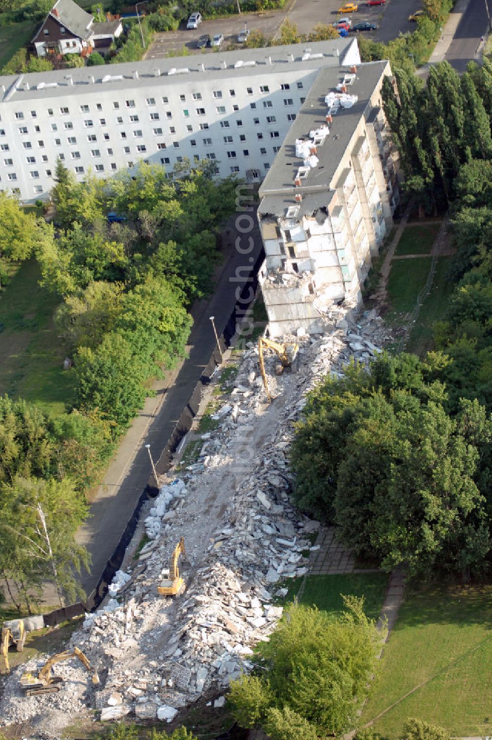 Magdeburg from the bird's eye view: Blick auf den Abriss / Rückbau eines Mehrfamilienhaus / Plattenbau / Wohnhaus / Wohnblock im Stadtteil Neu Reform an der Juri-Gagarin-Straße der Wohnungsbaugesellschaft Magdeburg. Hier soll eine neue Straßenbahntrasse mit Schleife / Wendeschleife der Magdeburger Verkehrsbetriebe MVB enstehen. Kontakt Wobau: Wohnungsbaugesellschaft Magdeburg mbH, Wilhelm-Höpfner-Ring 1, 39116 Magdeburg, Tel: +49(0)391 610-5, Fax +49(0)391 610-3999, email: info@wobau-magdeburg.de; Kontakt MVB: Magdeburger Verkehrsbetriebe GmbH, Otto-von-Guericke-Straße 25, 39104 Magdeburg, Tel. +49(0)391 548-0, Fax +49(0)391 54-30046, email: info@mvbnet.de