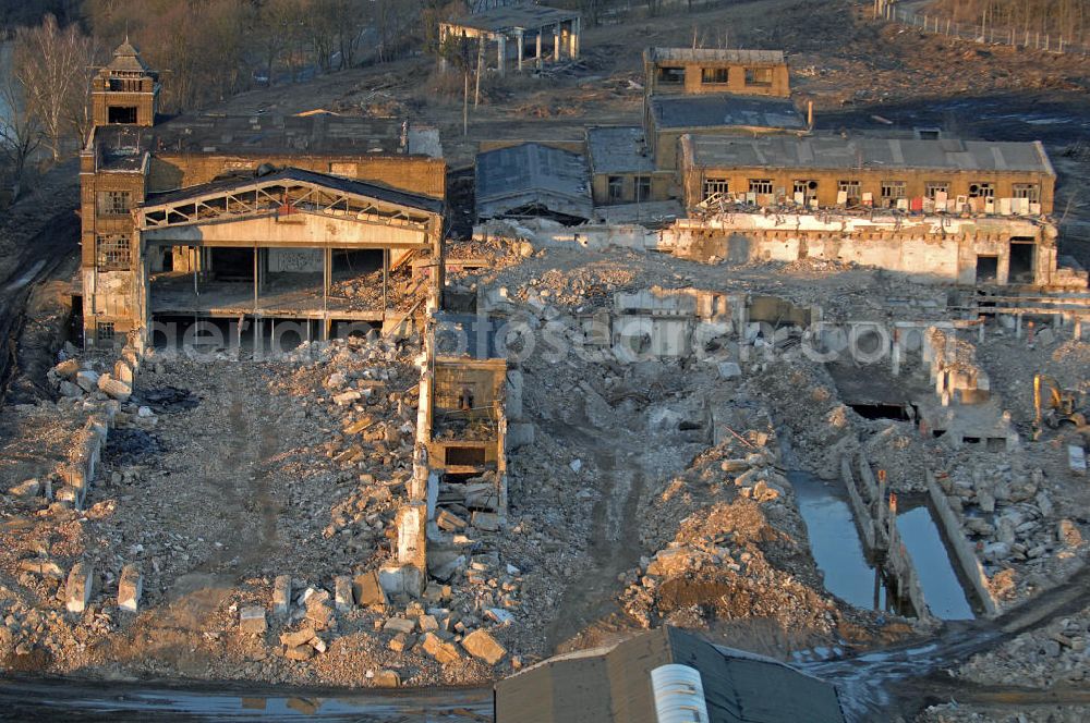 Muldenstein from above - Abriss des Fabrikgeländes der Rohrwerke in Muldenstein bei Bitterfeld. Der hier ansässige VEB Rohrwerke Bitterfeld produzierte zu DDR-Zeiten u.a. Rohre für die Erdöl-Pipeline Freundschaft . Der Nachfolger Rohrwerke Muldenstein GmbH produzierte hier noch bis zum Jahr 2000. Demolition of the factory site for steel pipes in Muldenstein near Bitterfeld. The former VEB Rohrwerke Bitterfeld produced i.a. pipes for the oil pipeline Friendship from the Soviet Union to Central Europe. The successor Rohrwerke Muldenstein GmbH produced here until 2000.