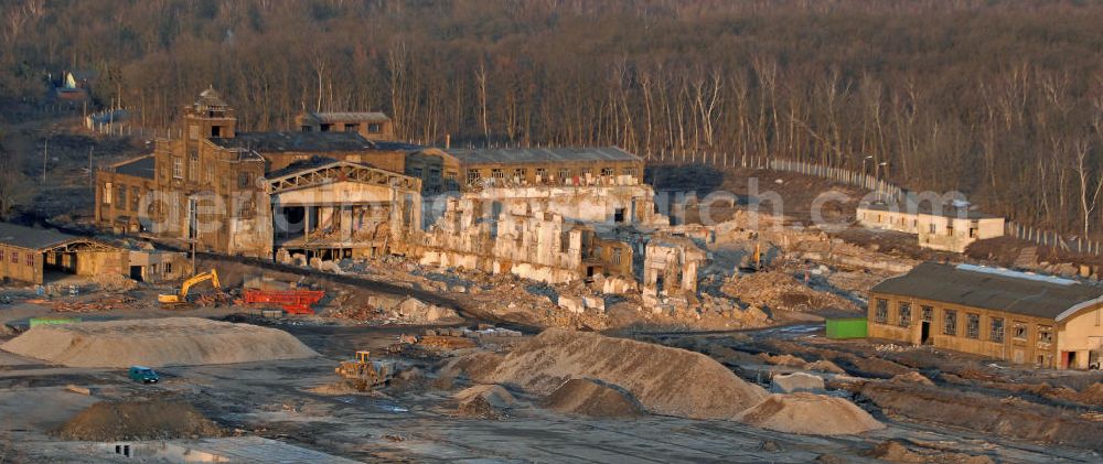 Muldenstein from above - Abriss des Fabrikgeländes der Rohrwerke in Muldenstein bei Bitterfeld. Der hier ansässige VEB Rohrwerke Bitterfeld produzierte zu DDR-Zeiten u.a. Rohre für die Erdöl-Pipeline Freundschaft . Der Nachfolger Rohrwerke Muldenstein GmbH produzierte hier noch bis zum Jahr 2000. Demolition of the factory site for steel pipes in Muldenstein near Bitterfeld. The former VEB Rohrwerke Bitterfeld produced i.a. pipes for the oil pipeline Friendship from the Soviet Union to Central Europe. The successor Rohrwerke Muldenstein GmbH produced here until 2000.