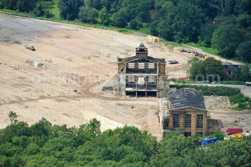 Aerial image Muldenstein - Blick auf die Ruinen der Abrißarbeiten des ehemaligen Rohrwerkes Muldenstein. Auf dem ehemaligen Industriegebiet enstehen derzeit Solarfelder / Solarkraftwerke der FBS Solar-Projekt GmbH zur Stromversorgung.