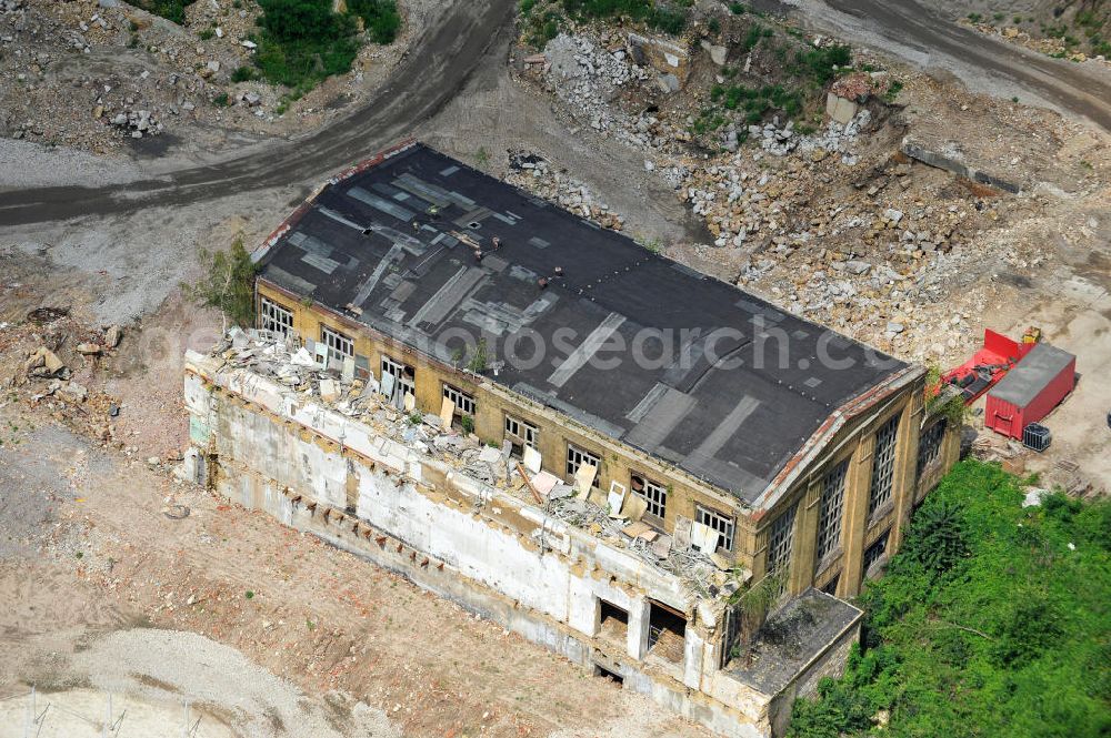 Aerial photograph Muldenstein - Blick auf die Ruinen der Abrißarbeiten des ehemaligen Rohrwerkes Muldenstein. Auf dem ehemaligen Industriegebiet enstehen derzeit Solarfelder / Solarkraftwerke der FBS Solar-Projekt GmbH zur Stromversorgung.