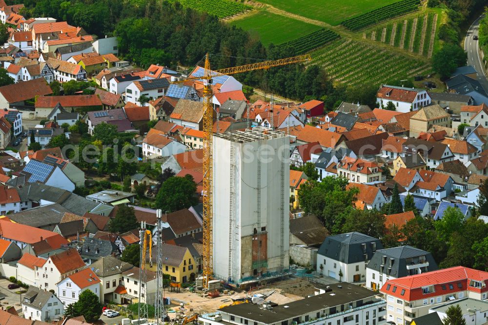 Aerial photograph Osthofen - Demolition work and dismantling of the high silo and grain storage Schill-Turm, the former high silo of the Schill malthouse on Ludwig-Schwamb-Strasse in Osthofen in the state of Rhineland-Palatinate, Germany