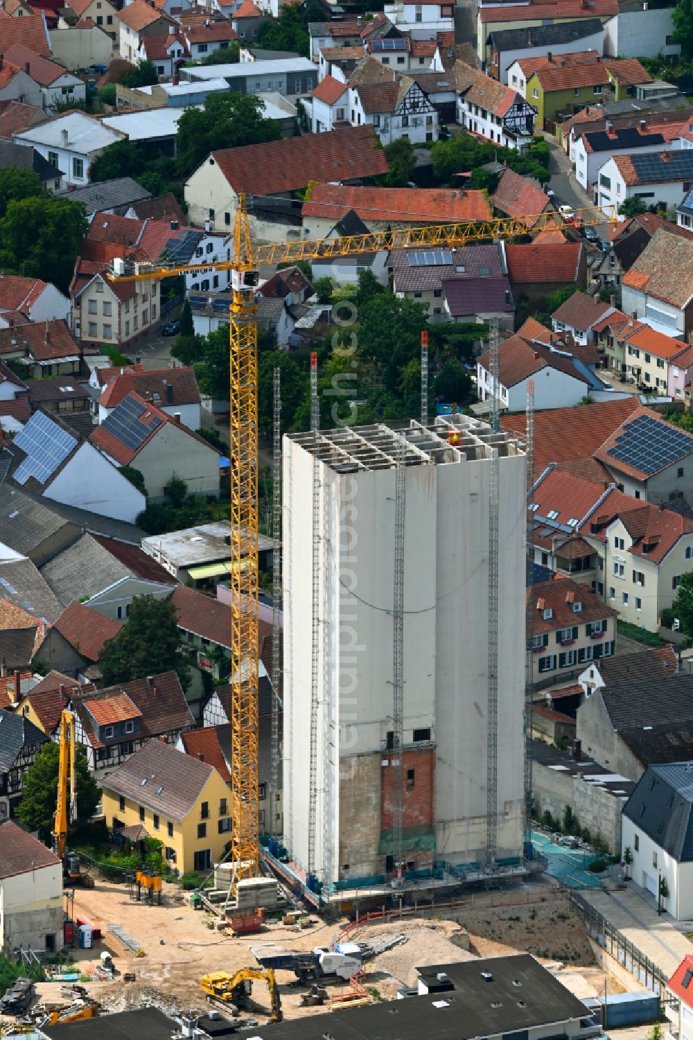 Osthofen from the bird's eye view: Demolition work and dismantling of the high silo and grain storage Schill-Turm, the former high silo of the Schill malthouse on Ludwig-Schwamb-Strasse in Osthofen in the state of Rhineland-Palatinate, Germany