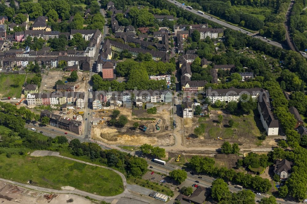 Aerial image Duisburg - Demolition of a stretch of road with old-houses in Bruckhausen district to the creation of a green belt in Duisburg in North Rhine-Westphalia