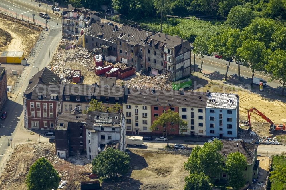 Duisburg from above - Demolition of a stretch of road with old-houses in Bruckhausen district to the creation of a green belt in Duisburg in North Rhine-Westphalia