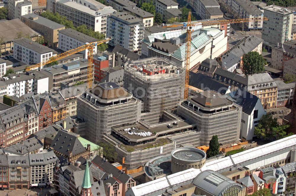 Aerial photograph Frankfurt am Main - Blick auf die Abrissarbeiten am Technischen Rathaus in der Frankfurter Altstadt. Es war Sitz der technischen Ämter der Stadtverwaltung von Frankfurt am Main. Die Altstadt und insbesondere der ehemalige Krönungsweg der römisch-deutschen Kaiser sollen hier teilweise rekonstruiert werden. View of the demolition work at the Technical Town Hall in the old town of Frankfurt. It was the seat of the technical offices of the municipality of Frankfurt am Main. The old town and especially the former coronation path of Holy Roman Emperor will be partly reconstructed here.