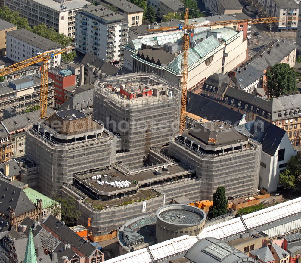 Frankfurt am Main from above - Blick auf die Abrissarbeiten am Technischen Rathaus in der Frankfurter Altstadt. Es war Sitz der technischen Ämter der Stadtverwaltung von Frankfurt am Main. Die Altstadt und insbesondere der ehemalige Krönungsweg der römisch-deutschen Kaiser sollen hier teilweise rekonstruiert werden. View of the demolition work at the Technical Town Hall in the old town of Frankfurt. It was the seat of the technical offices of the municipality of Frankfurt am Main. The old town and especially the former coronation path of Holy Roman Emperor will be partly reconstructed here.