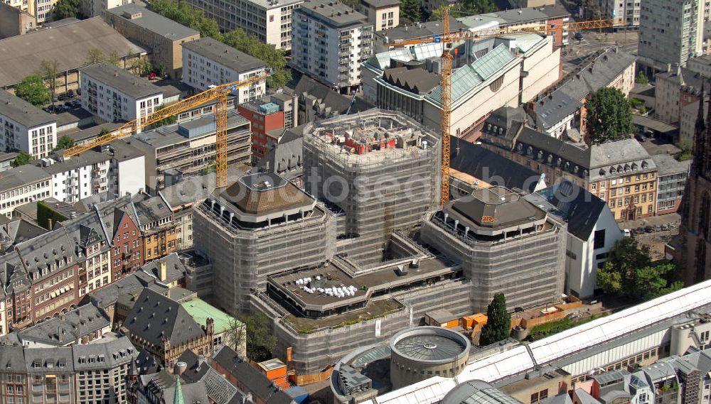 Aerial image Frankfurt am Main - Blick auf die Abrissarbeiten am Technischen Rathaus in der Frankfurter Altstadt. Es war Sitz der technischen Ämter der Stadtverwaltung von Frankfurt am Main. Die Altstadt und insbesondere der ehemalige Krönungsweg der römisch-deutschen Kaiser sollen hier teilweise rekonstruiert werden. View of the demolition work at the Technical Town Hall in the old town of Frankfurt. It was the seat of the technical offices of the municipality of Frankfurt am Main. The old town and especially the former coronation path of Holy Roman Emperor will be partly reconstructed here.