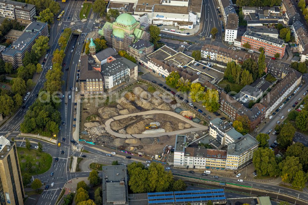 Essen from above - Demolition and dismantling of the thermal baths and swimming pools at the outdoor pool of the leisure facility of Sport- und Baederbetriebe Essen on street Bernestrasse - Varnhorststrasse in Essen at Ruhrgebiet in the state North Rhine-Westphalia, Germany