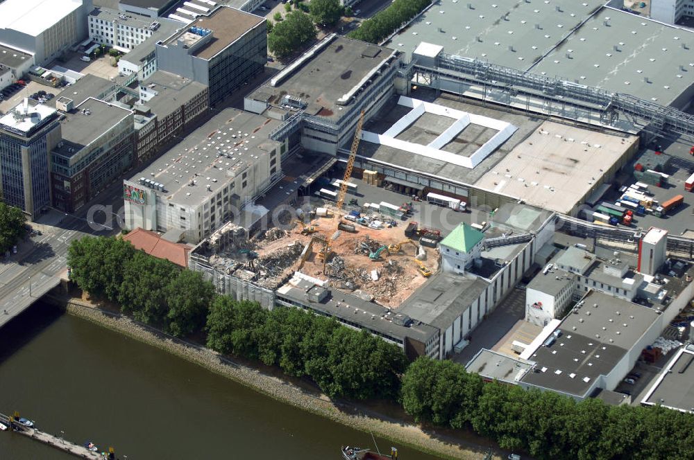 Aerial image Bremen - Blick auf den Abriss des Weserkeller auf dem Gelände der Brauerei Beck & Co in Bremen. Der in den sechziger Jahren entstandene Bau soll bis Ende Juni fertig abgetragen sein. An dieser Stelle ist eine neue Logistikhalle für das Jahr 2009 geplant. Anschrift: InBev Deutschland / Brauerei Beck GmbH & Co KG, Am Deich 18 / 19, 28199 Bremen, Tel. +49(0)421 5094 0, Fax +49(0)421 5094 667; Pressekontakt: Kai Falk, Director Corporate Affairs, Tel. +49(0)421 5094 4412, Fax +49(0)421 5094 814412, Email: presse-inbev@inbev.com