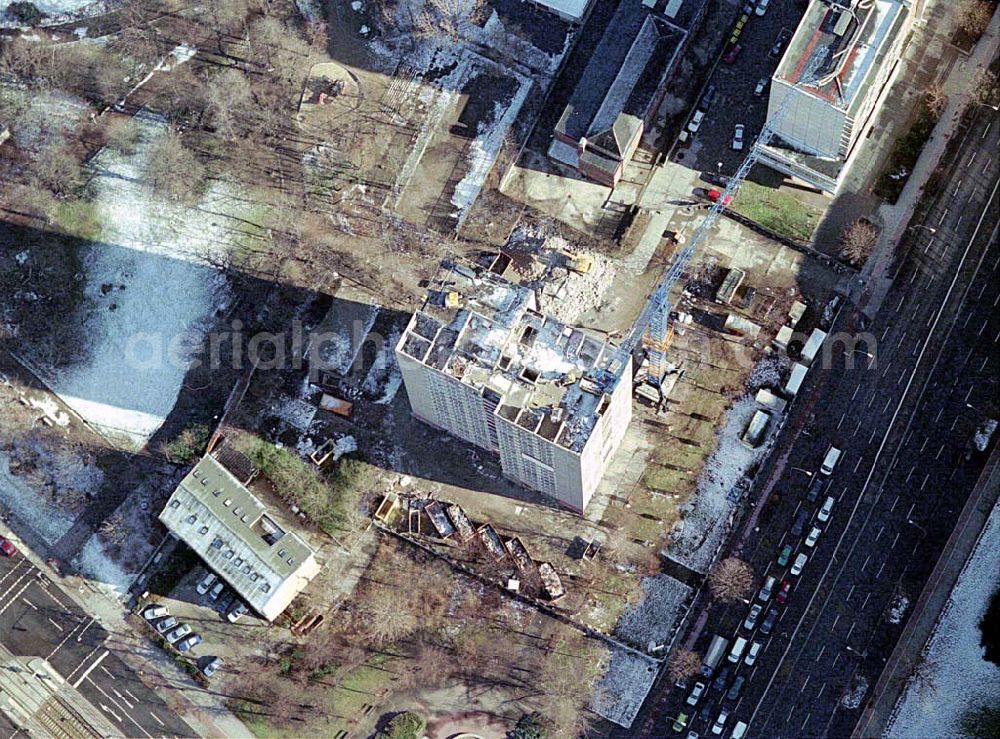 Aerial photograph Berlin-Friedrichshain - Abriß des Wohnhochhauses der HoWoGe Wohnungsbaugesellschaft mbH an der Frankfurter Allee 135 in Berlin- Friedrichshain durch die Firma HALTER.