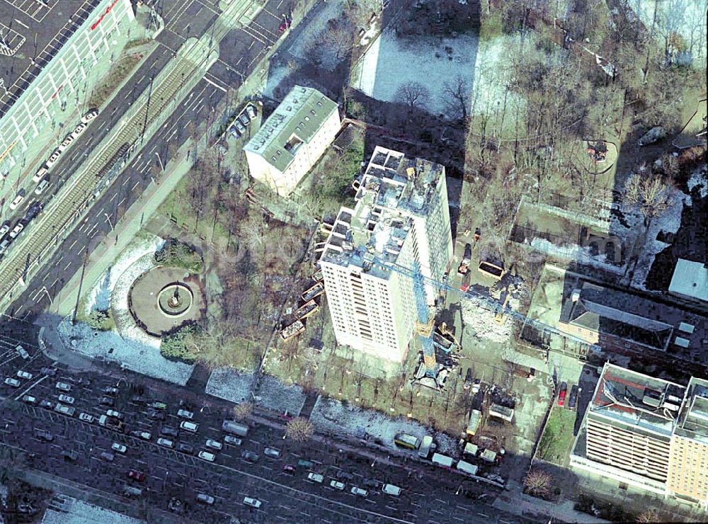 Aerial photograph Berlin-LICHTENBERG - Abriß des Wohnhochhauses der HoWoGe Wohnungsbaugesellschaft mbH an der Frankfurter Allee 135 in Berlin- Lichtenberg durch die Firma HALTER.