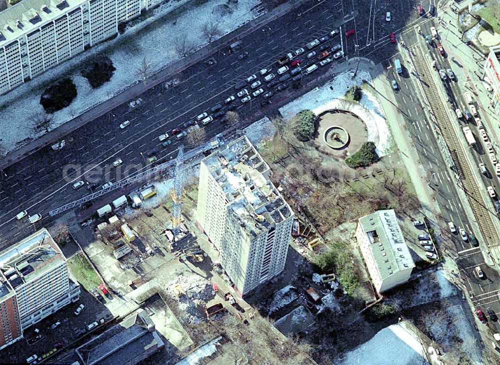 Aerial photograph Berlin-LICHTENBERG - Abriß des Wohnhochhauses der HoWoGe Wohnungsbaugesellschaft mbH an der Frankfurter Allee 135 in Berlin- Lichtenberg durch die Firma HALTER.