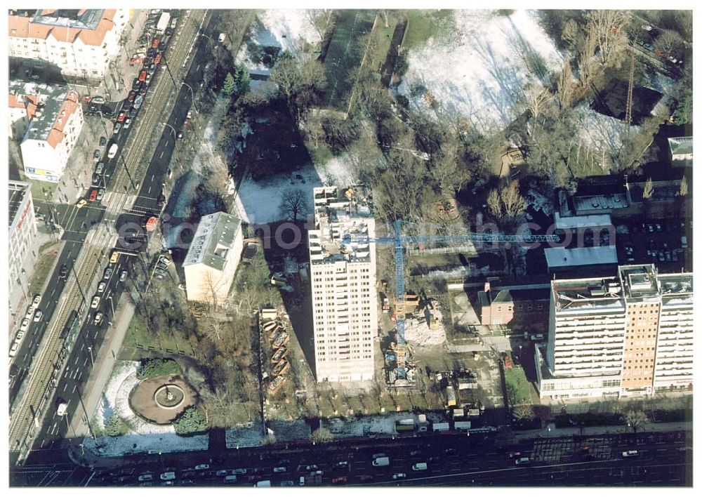 Berlin-LICHTENBERG from above - Abriß des Wohnhochhauses der HoWoGe Wohnungsbaugesellschaft mbH an der Frankfurter Allee 135 in Berlin- Lichtenberg durch die Firma HALTER.