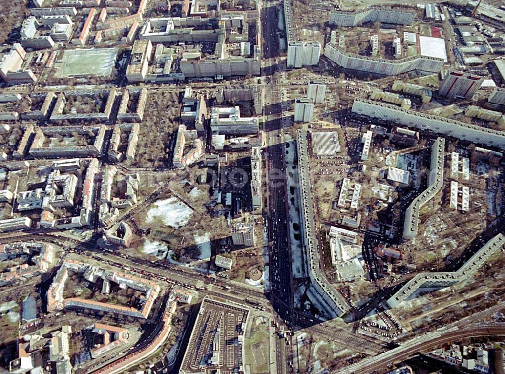 Berlin-LICHTENBERG from the bird's eye view: Abriß des Wohnhochhauses der HoWoGe Wohnungsbaugesellschaft mbH an der Frankfurter Allee 135 in Berlin- Lichtenberg durch die Firma HALTER.