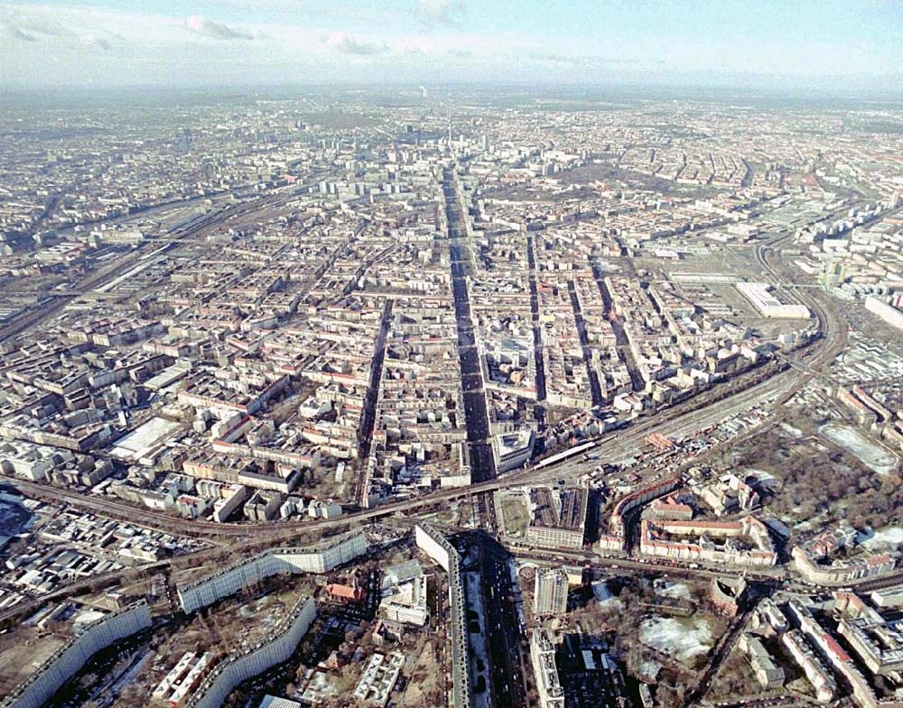 Aerial photograph Berlin-LICHTENBERG - Abriß des Wohnhochhauses der HoWoGe Wohnungsbaugesellschaft mbH an der Frankfurter Allee 135 in Berlin- Lichtenberg durch die Firma HALTER.