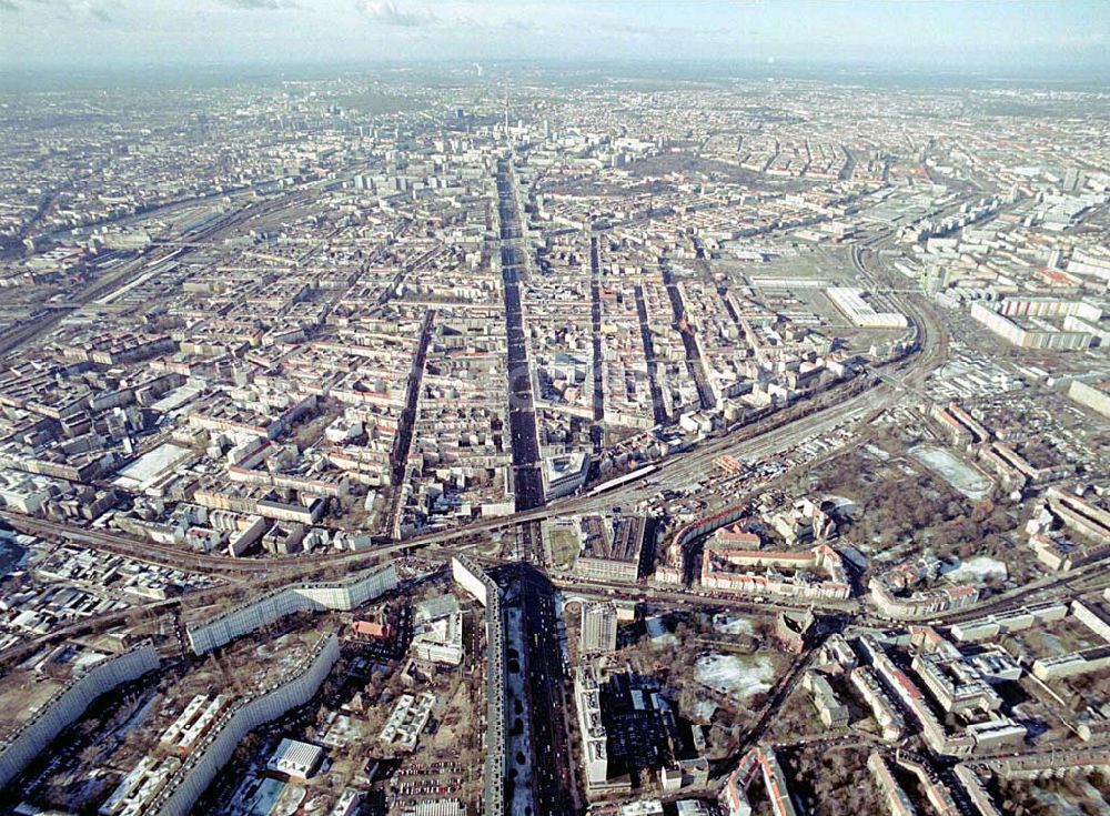 Berlin-LICHTENBERG from above - Abriß des Wohnhochhauses der HoWoGe Wohnungsbaugesellschaft mbH an der Frankfurter Allee 135 in Berlin- Lichtenberg durch die Firma HALTER.