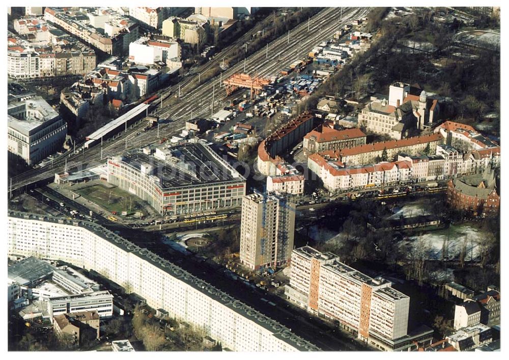 Berlin-LICHTENBERG from the bird's eye view: Abriß des Wohnhochhauses der HoWoGe Wohnungsbaugesellschaft mbH an der Frankfurter Allee 135 in Berlin- Lichtenberg durch die Firma HALTER.