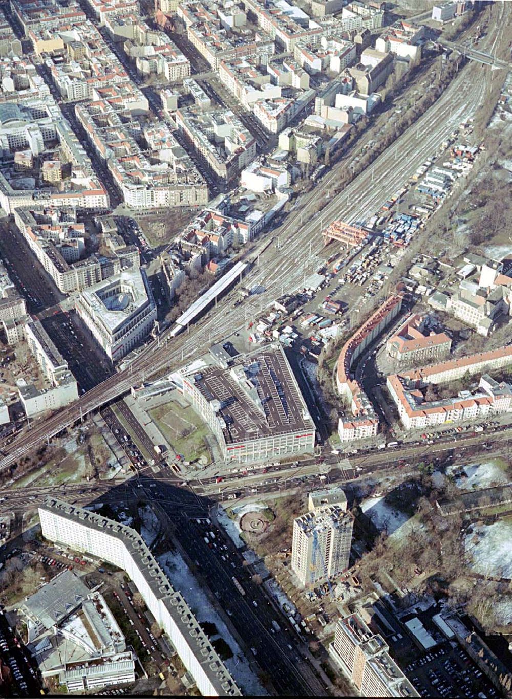 Berlin-LICHTENBERG from above - Abriß des Wohnhochhauses der HoWoGe Wohnungsbaugesellschaft mbH an der Frankfurter Allee 135 in Berlin- Lichtenberg durch die Firma HALTER.