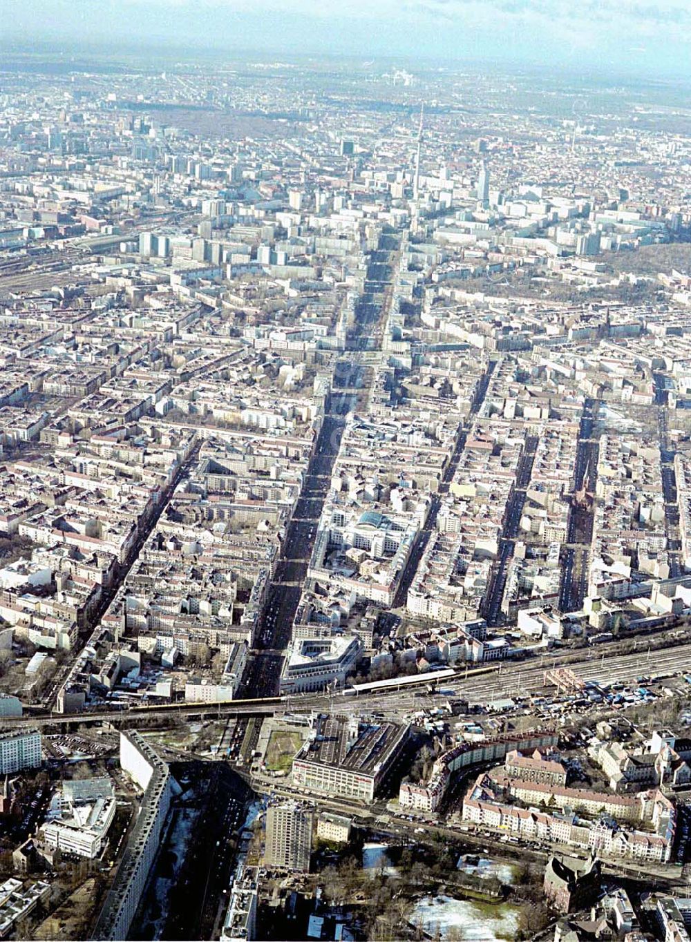 Berlin-LICHTENBERG from above - Abriß des Wohnhochhauses der HoWoGe Wohnungsbaugesellschaft mbH an der Frankfurter Allee 135 in Berlin- Lichtenberg durch die Firma HALTER.