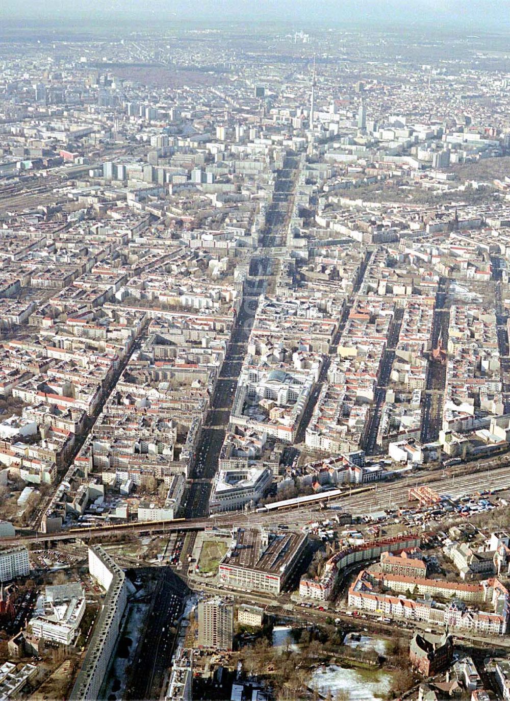 Berlin-LICHTENBERG from the bird's eye view: Abriß des Wohnhochhauses der HoWoGe Wohnungsbaugesellschaft mbH an der Frankfurter Allee 135 in Berlin- Lichtenberg durch die Firma HALTER.