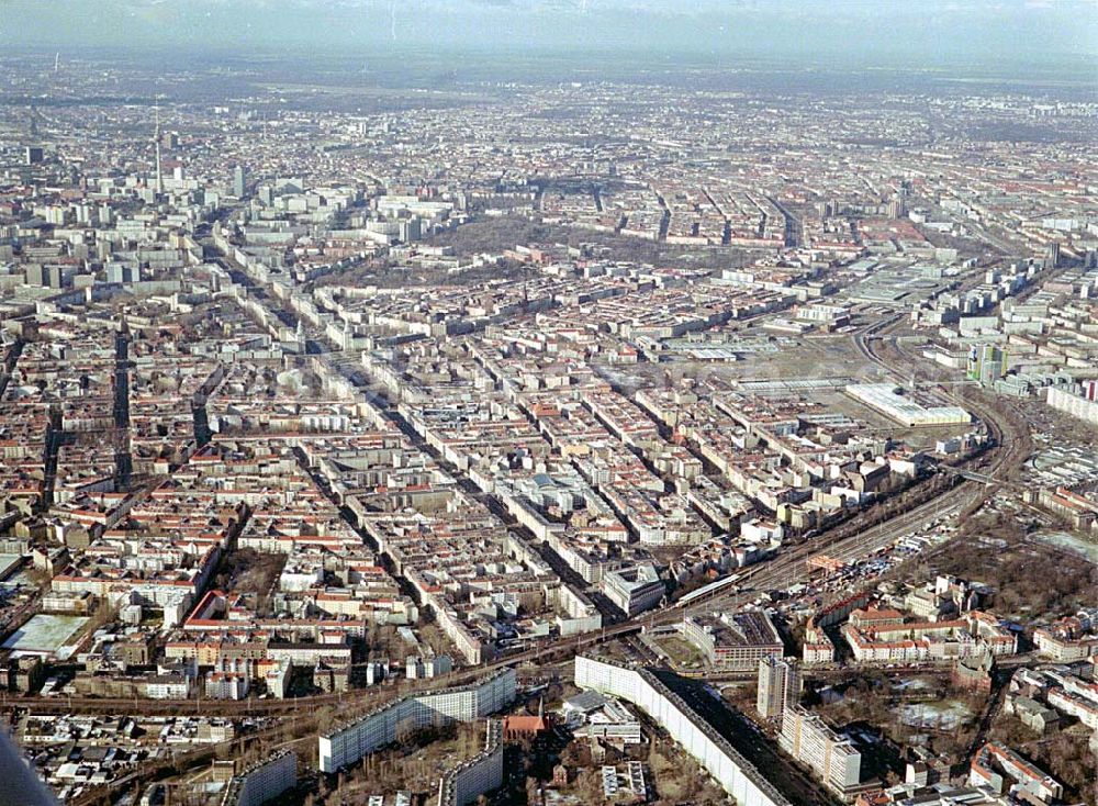 Berlin-Lichtenberg from above - Abriß des Wohnhochhauses der HoWoGe Wohnungsbaugesellschaft mbH an der Frankfurter Allee 135 in Berlin- Lichtenberg durch die Firma HALTER.