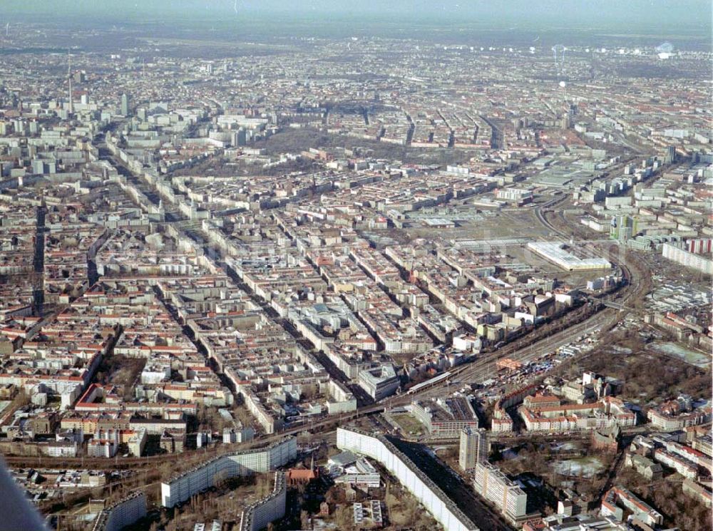 Berlin-Lichtenberg from the bird's eye view: Abriß des Wohnhochhauses der HoWoGe Wohnungsbaugesellschaft mbH an der Frankfurter Allee 135 in Berlin- Lichtenberg durch die Firma HALTER.