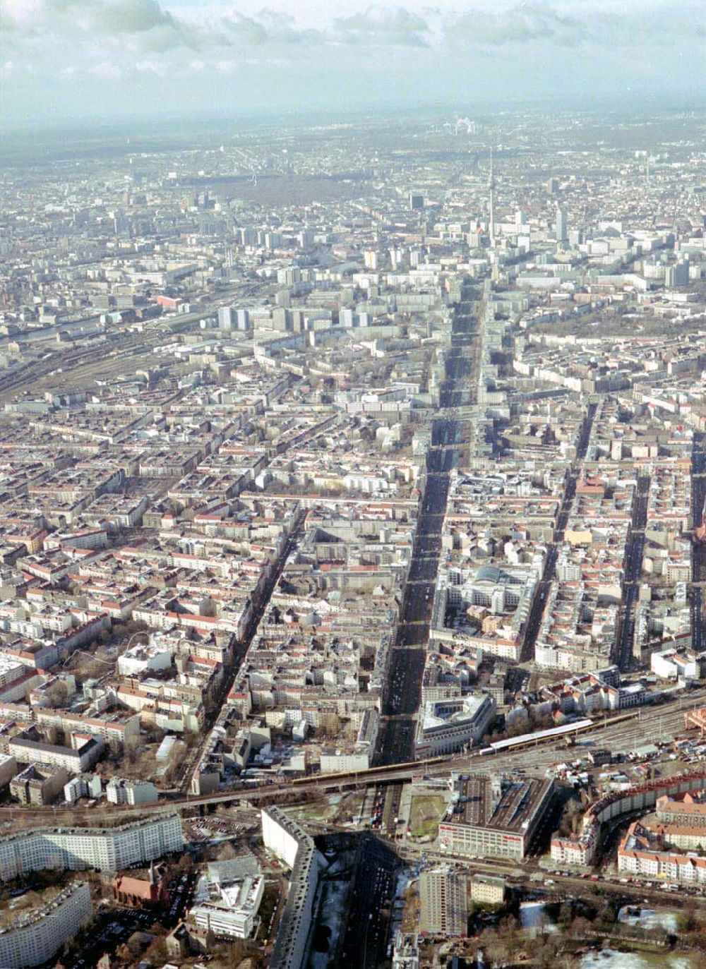 Aerial photograph Berlin-Lichtenberg - Abriß des Wohnhochhauses der HoWoGe Wohnungsbaugesellschaft mbH an der Frankfurter Allee 135 in Berlin- Lichtenberg durch die Firma HALTER.