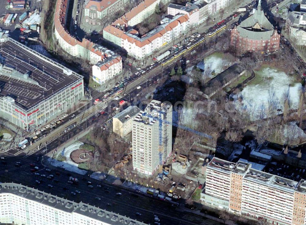 Berlin-Lichtenberg from above - Abriß des Wohnhochhauses der HoWoGe Wohnungsbaugesellschaft mbH an der Frankfurter Allee 135 in Berlin- Lichtenberg durch die Firma HALTER.