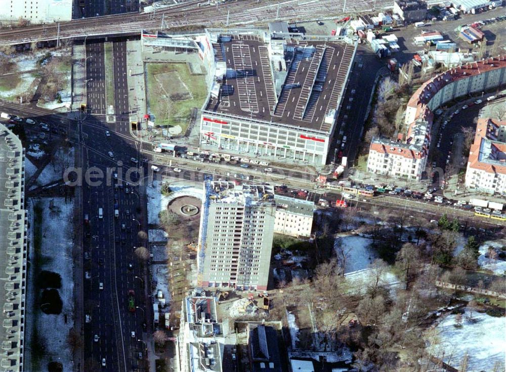 Berlin-Lichtenberg from the bird's eye view: Abriß des Wohnhochhauses der HoWoGe Wohnungsbaugesellschaft mbH an der Frankfurter Allee 135 in Berlin- Lichtenberg durch die Firma HALTER.