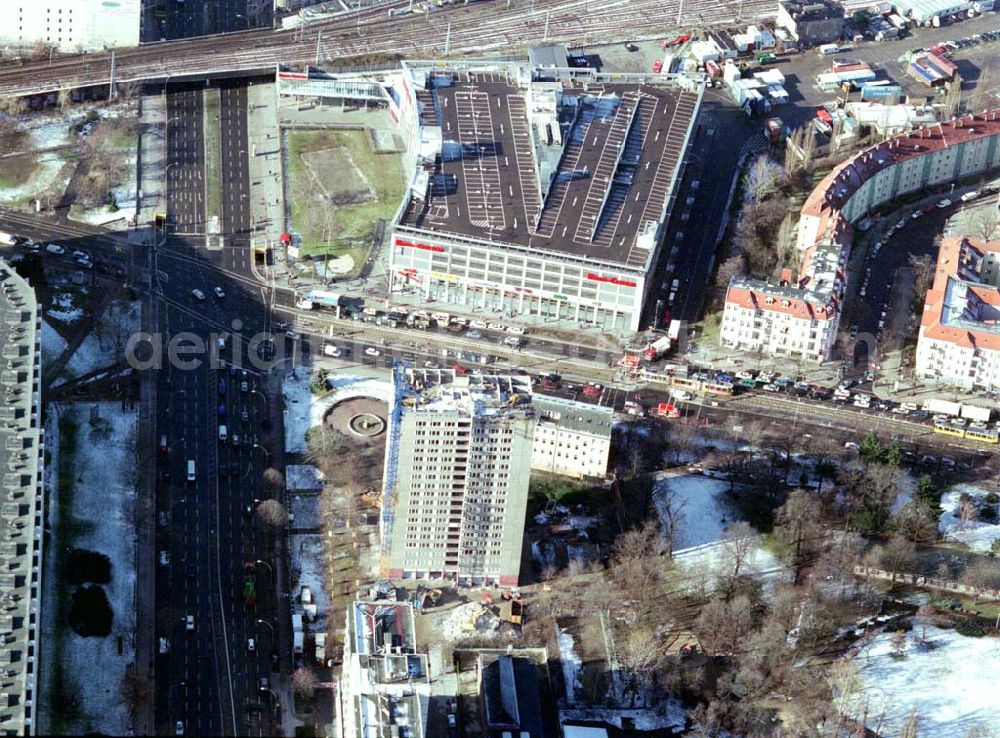 Aerial image Berlin-Lichtenberg - Abriß des Wohnhochhauses der HoWoGe Wohnungsbaugesellschaft mbH an der Frankfurter Allee 135 in Berlin- Lichtenberg durch die Firma HALTER.