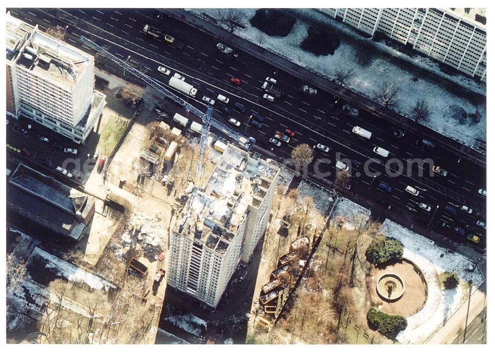 Aerial photograph Berlin-Lichtenberg - Abriß des Wohnhochhauses der HoWoGe Wohnungsbaugesellschaft mbH an der Frankfurter Allee 135 in Berlin- Lichtenberg durch die Firma HALTER.