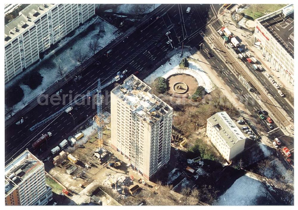 Berlin-Lichtenberg from above - Abriß des Wohnhochhauses der HoWoGe Wohnungsbaugesellschaft mbH an der Frankfurter Allee 135 in Berlin- Lichtenberg durch die Firma HALTER.