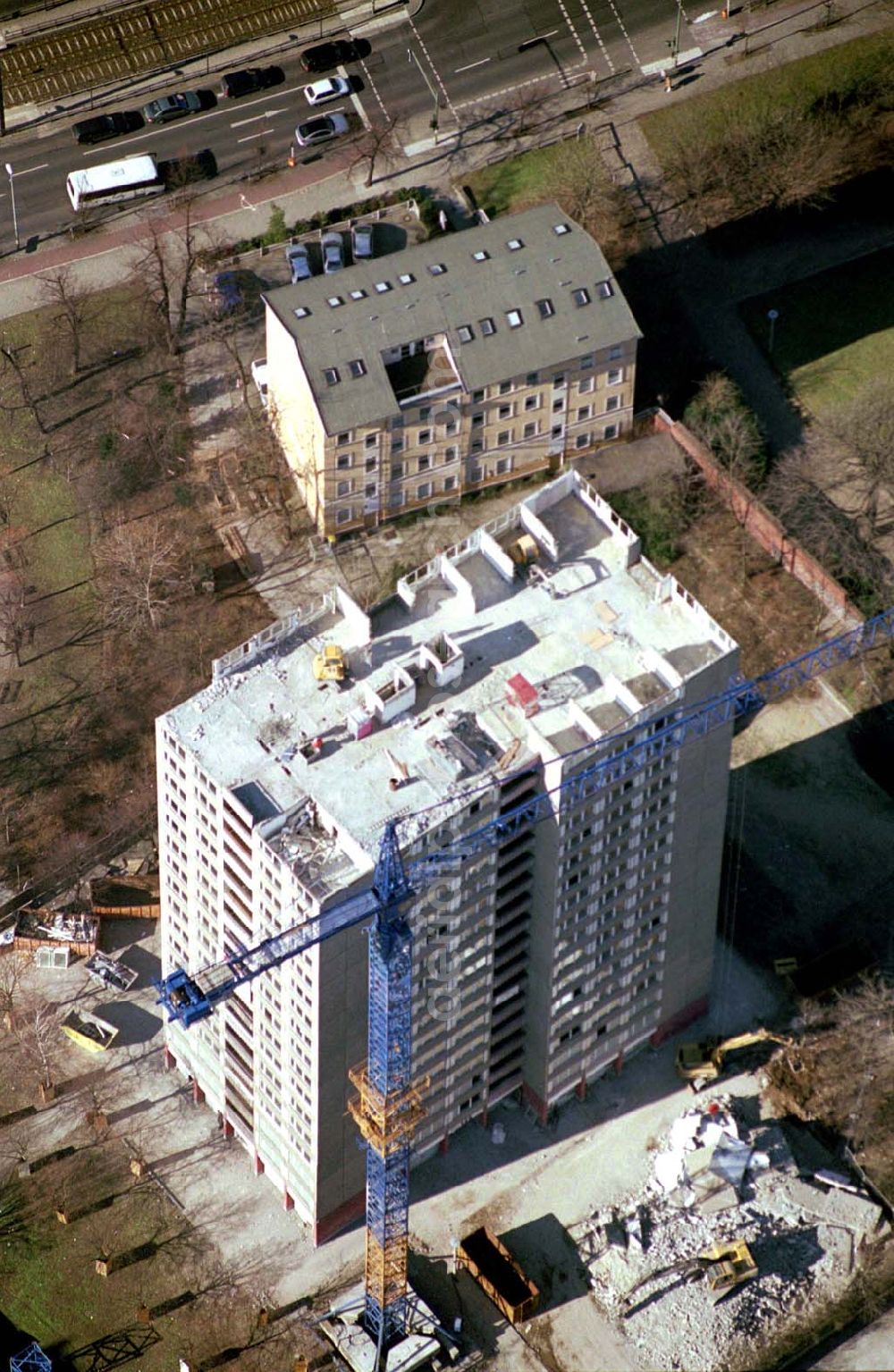 Berlin-Lichtenberg from above - Berlin20.02.2004 Abriß des Wohnhochhauses der HoWoGe Wohnungsbaugesellschaft mbH an der Frankfurter Allee 135 in Berlin- Lichtenberg durch die Firma HALTER.