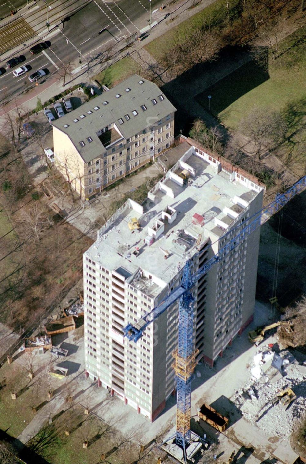 Berlin-Lichtenberg from above - Berlin20.02.2004 Abriß des Wohnhochhauses der HoWoGe Wohnungsbaugesellschaft mbH an der Frankfurter Allee 135 in Berlin- Lichtenberg durch die Firma HALTER.