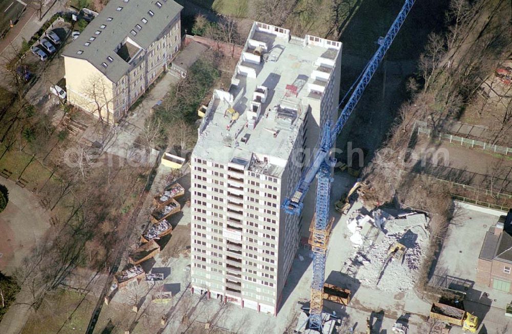 Berlin-Lichtenberg from the bird's eye view: Berlin20.02.2004 Abriß des Wohnhochhauses der HoWoGe Wohnungsbaugesellschaft mbH an der Frankfurter Allee 135 in Berlin- Lichtenberg durch die Firma HALTER.