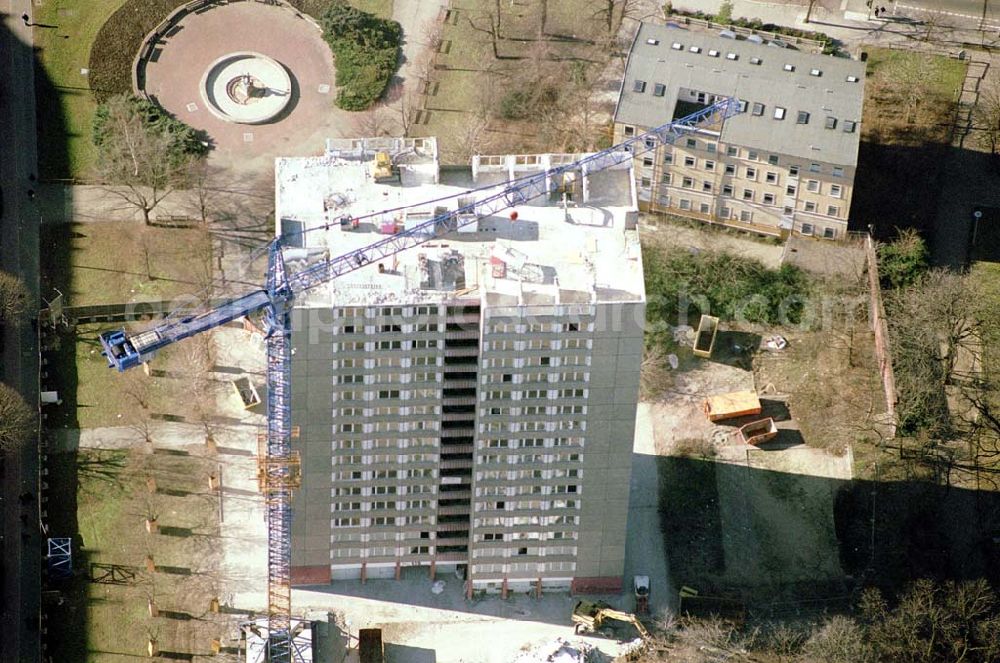 Aerial photograph Berlin-Lichtenberg - Berlin20.02.2004 Abriß des Wohnhochhauses der HoWoGe Wohnungsbaugesellschaft mbH an der Frankfurter Allee 135 in Berlin- Lichtenberg durch die Firma HALTER.