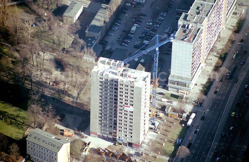 Berlin-Lichtenberg from above - Berlin20.02.2004 Abriß des Wohnhochhauses der HoWoGe Wohnungsbaugesellschaft mbH an der Frankfurter Allee 135 in Berlin- Lichtenberg durch die Firma HALTER.