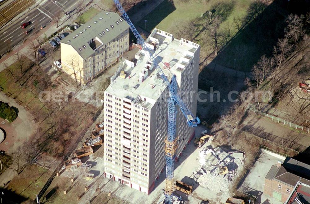 Berlin-Lichtenberg from the bird's eye view: Berlin20.02.2004 Abriß des Wohnhochhauses der HoWoGe Wohnungsbaugesellschaft mbH an der Frankfurter Allee 135 in Berlin- Lichtenberg durch die Firma HALTER.