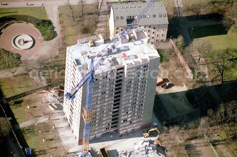 Aerial image Berlin-Lichtenberg - Berlin20.02.2004 Abriß des Wohnhochhauses der HoWoGe Wohnungsbaugesellschaft mbH an der Frankfurter Allee 135 in Berlin- Lichtenberg durch die Firma HALTER.