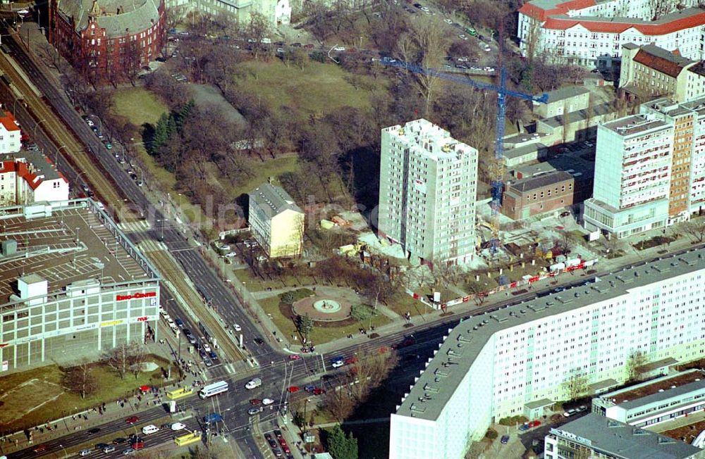 Aerial image Berlin- Lichtenberg - Abriß des Wohnhochhauses der HoWoGe Wohnungsbaugesellschaft mbH an der Frankfurter Allee 135 in Berlin- Lichtenberg durch die Firma HALTER.