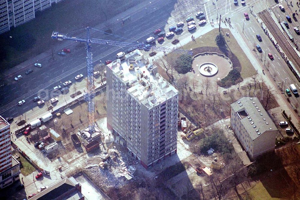 Aerial photograph Berlin- Lichtenberg - Abriß des Wohnhochhauses der HoWoGe Wohnungsbaugesellschaft mbH an der Frankfurter Allee 135 in Berlin- Lichtenberg durch die Firma HALTER.