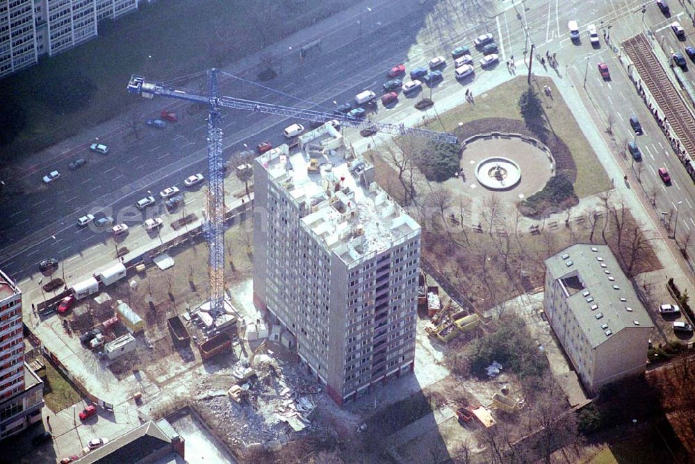 Berlin- Lichtenberg from above - Abriß des Wohnhochhauses der HoWoGe Wohnungsbaugesellschaft mbH an der Frankfurter Allee 135 in Berlin- Lichtenberg durch die Firma HALTER.