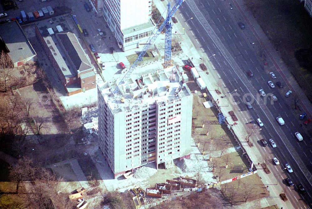 Berlin- Lichtenberg from the bird's eye view: Abriß des Wohnhochhauses der HoWoGe Wohnungsbaugesellschaft mbH an der Frankfurter Allee 135 in Berlin- Lichtenberg durch die Firma HALTER.