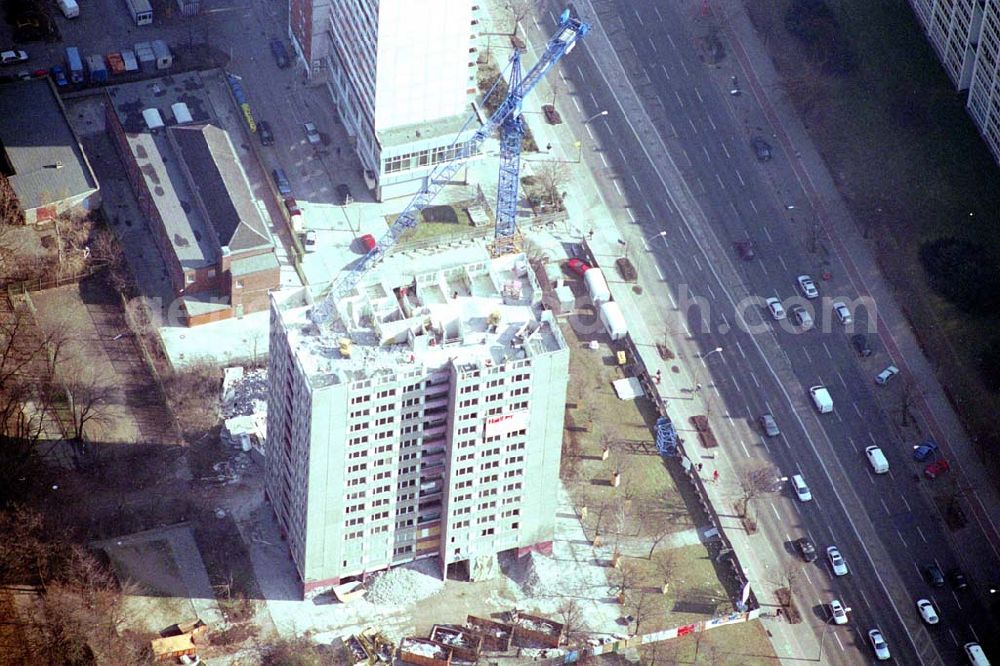 Aerial image Berlin- Lichtenberg - Abriß des Wohnhochhauses der HoWoGe Wohnungsbaugesellschaft mbH an der Frankfurter Allee 135 in Berlin- Lichtenberg durch die Firma HALTER.