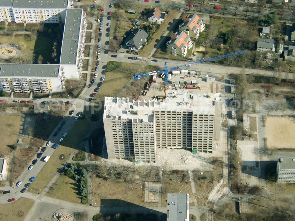 Berlin - MARZAHN from above - Abriss eines Wohnhochhauses an der Märkischen Allee in Berlin-Marzahn. 16.03.03